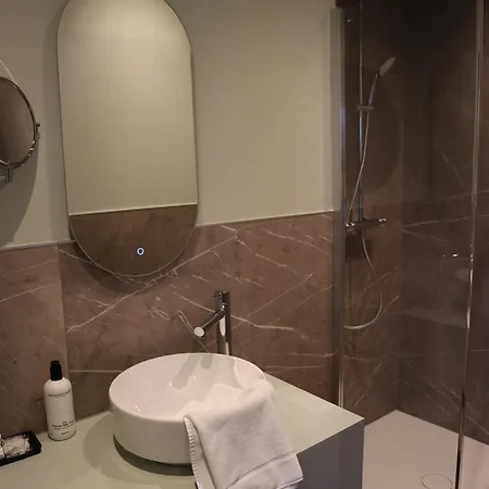 Central מלון 4*